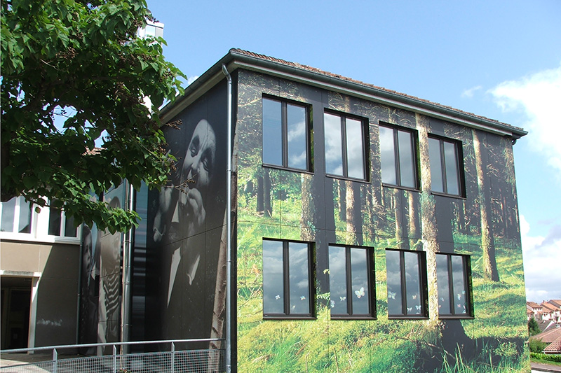 Außenwanwendung einer Schule