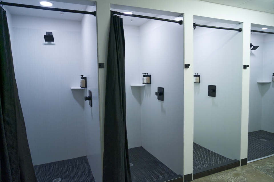 Tampa Gold's Gym Locker Rooms 